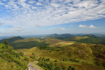 Fototapeta premium Chaine des puys avec au devant les volcans du petit et grand Suchet et sur la droite le puy de Pariou dans le puy de dôme