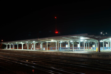 Perony na dworcu kolejowym w mieście Żagań w Polsce. Widok nocny. © boguslavus