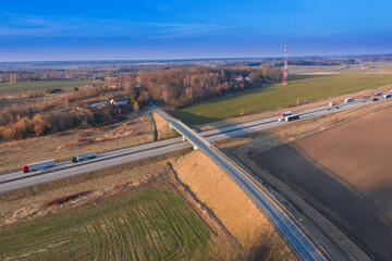 Autostradowy węzeł komunikacyjny widziany z dużej wysokości, zdjęcie z drona.