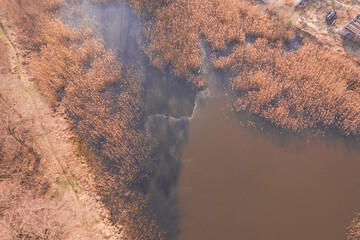 Jezioro w słoneczny, wiosenny dzień widziane z dużej wysokości. Zdjęcie zrobione z użyciem latającego drona.