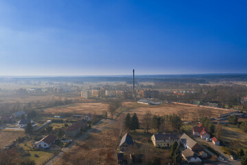 Zdjęcie panoramiczne małego miasteczka Iłowa, położonego w Polsce. Zdjęcie wykonane przy użyciu drona z dużej wysokości.