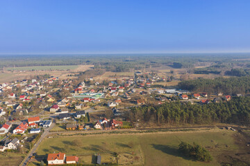 Zdjęcie panoramiczne małego miasteczka Iłowa, położonego w Polsce. Zdjęcie wykonane przy użyciu drona z dużej wysokości. - 492362166