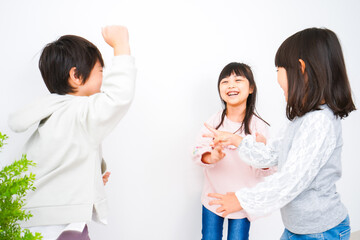 部屋で楽しく遊ぶ子どもたち