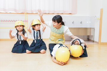 ヘルメットを被り避難する子供