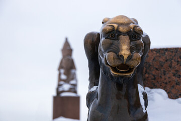 Fototapeta na wymiar View of the sculpture of the sphinx in winter