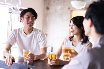 バーでお酒を飲む若者
