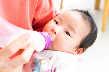 哺乳瓶でミルクを飲む赤ちゃん