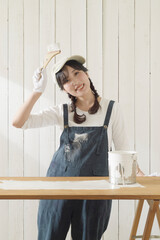 ペンキを塗る女性