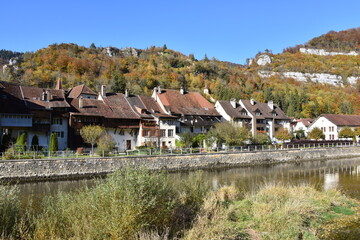 Fototapeta na wymiar St-Ursanne und Doubs im Herbst, Jura, Schweiz