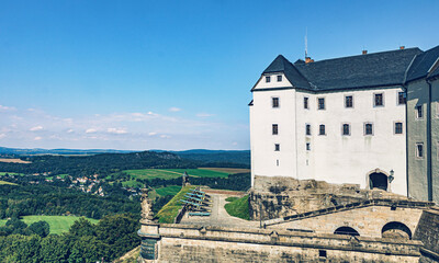 Fototapeta na wymiar Festung und Schloss Königstein - Wunderschöne Panorama Landschaften in Bad Schandau, dem Kurort in der Sächsischen Schweiz. Aufgenommen im Hochsommer in freier Natur am Nationalpark 