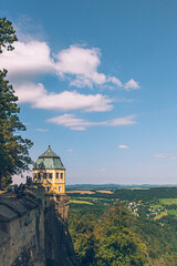 Naklejka premium Festung und Schloss Königstein - Wunderschöne Panorama Landschaften in Bad Schandau, dem Kurort in der Sächsischen Schweiz. Aufgenommen im Hochsommer in freier Natur am Nationalpark 