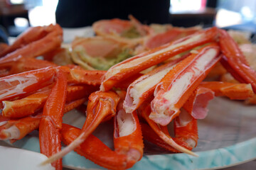 Steamed red snow crab splits the legs in half and eats the flesh.