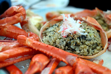 Steamed snow crabs are eaten, and intestines and rice are stir-fried.