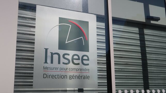 Logo de l’INSEE, Institut National de la Statistique et des Études Économiques, à l’entrée du bâtiment de son siège à Montrouge – février 2022 (France)