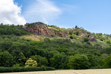 Fototapeta na wymiar Orgues de basalte formant le plateau du puy de Lavelle dans le puy de dôme vue depuis le chemin de randonnée par une belle journée printanière