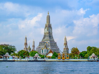 Naklejka premium Wat Arun, an ancient tourist attraction Unique art style by the river, located in Bangkok, Thailand.