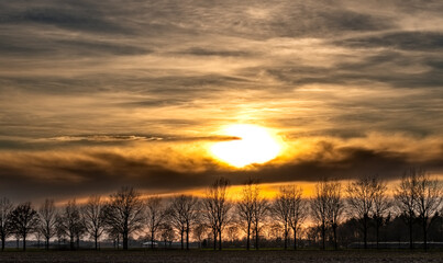 Zachód słońca na zachmurzonym niebie z dramatycznymi chmurami