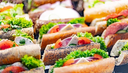 Foto op Plexiglas Vers bereide broodjes verkocht in een fastfoodrestaurant © monticellllo