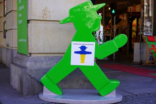 Filiale von Ampelmann in mit Solidarit&auml;tsplakat f&uuml;r die Ukraine in Berlin am 13.03.2022