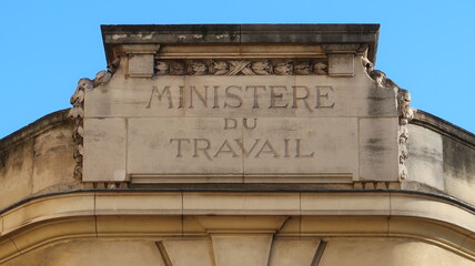 Fronton du Ministère du Travail français, Hôtel du Châtelet, rue de Grenelle, à Paris (France)