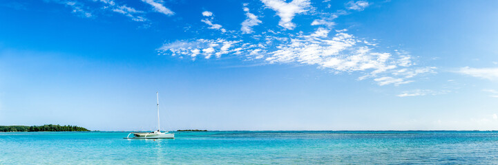 Fototapeta na wymiar Sailboat on the lagoon in Bora Bora, French Polynesia