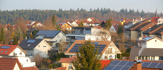 Blick über ein Wohngebiet mit Solaranlagen auf den Dächern - obrazy, fototapety, plakaty