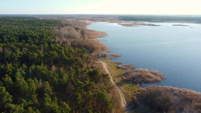 Brzeg jeziora z lotu ptaka