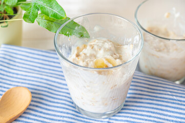 かきまぜたオーバーナイトオーツ材料