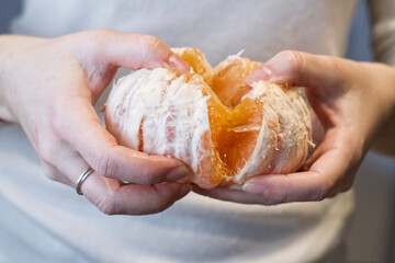 Splitting red grapefruit in half