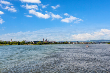 Fototapeta na wymiar Aussicht von der Mainspitze auf Mainz, Landeshauptstadt von Rheinland-Pfalz