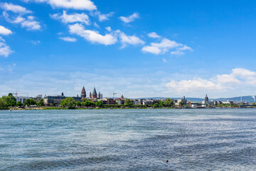 Aussicht von der Mainspitze auf Mainz, Landeshauptstadt von Rheinland-Pfalz