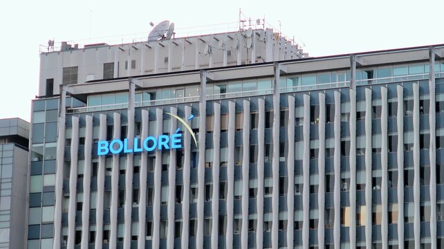 Immeuble de bureaux avec le logo du groupe Bollor&eacute;, c&eacute;l&egrave;bre entreprise fran&ccedil;aise de transport et de logistique, dans le quartier d&rsquo;affaires de La D&eacute;fense, pr&egrave;s de Paris &ndash; f&eacute;vrier 2022 (France)