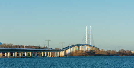 Die Rügenbrücke am Rügendamm zwischen der Insel und Stralsund