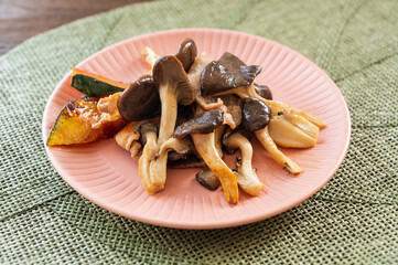 きのこと豚肉とかぼちゃの炒め物