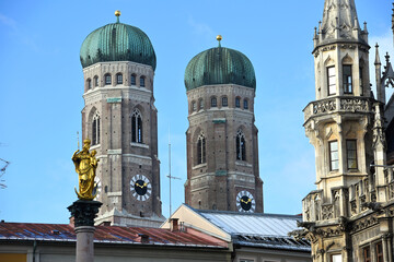 Fototapeta na wymiar Die Türme des Doms Frauenkirche in München , Bayern, Deutschland