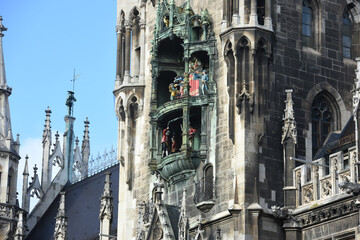 Der Turm des Rathauses in M&uuml;nchen mit dem Glockenspiel, Bayern, Deutschland, Europa