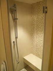 Badezimmer auf deutschem Luxus-Kreuzfahrtschiff mit großem Waschtisch, Dusche, Badewanne und...