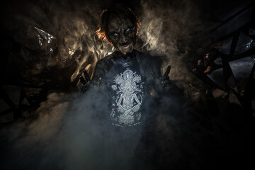 Obraz premium scary sorcerer in smoke. voodoo rite