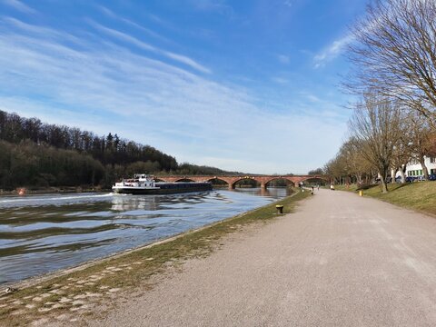Stadt Marktheidenfeld am Ufer des Flusses Main in Unterfranken in Bayern mit Frachtschiff