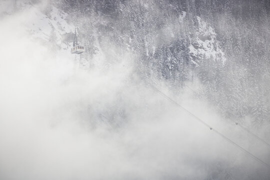 téléphérique dans la brume dans les Alpes à Vaujany