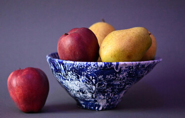 pear and apple in a bowl