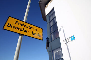 Obraz premium Contrasting signs and modern building - Ocean terminal - Port of Leith - Edinburgh - Midlothian - Scotland - UK