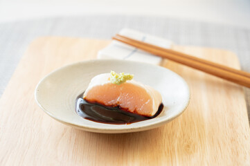 醤油につけた鶏ささみの湯引き