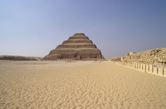 Piramide a gradoni di Saqqara in Egitto .