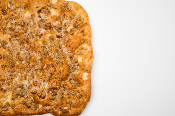 Torta dulce de chicharrones sobre fondo blanco