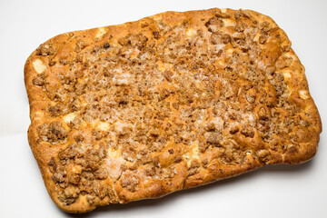 Torta dulce de chicharrones sobre fondo blanco