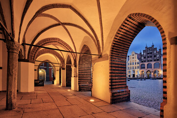Hansestadt Stralsund gotycki ratusz podcienia i stary rynek Alten Markt Meklemburgia Pomorze Przednie UNESCO