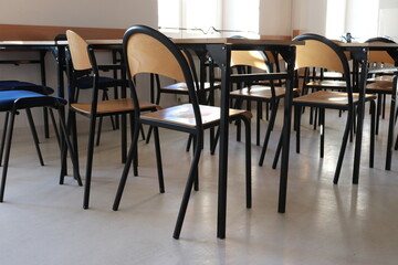 Klasa szkolna z ławkami i krzesłami dla uczniów.  - obrazy, fototapety, plakaty
