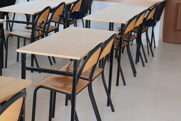 Klasa szkolna z ławkami i krzesłami dla uczniów.  - obrazy, fototapety, plakaty