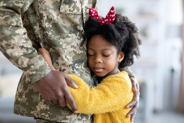 Closeup Of Little African American Girl Cuddling Military Father In Uniform - obrazy, fototapety, plakaty